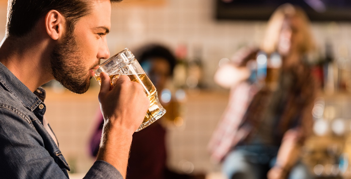 Мужчина пьет форум. Человек пьет пиво. Человек с пивом профиль. Люди пьют в баре. Мужчина пьет пиво крутое фото.